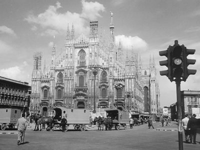 Piazza Duomo e il Duomo nel film Miracolo a Milano